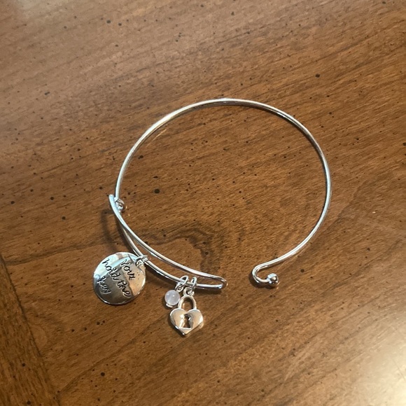 🌸NIB AVON Precious Charms Bracelet Love Collection “You Hold The Key” - OSFM - Picture 6 of 11